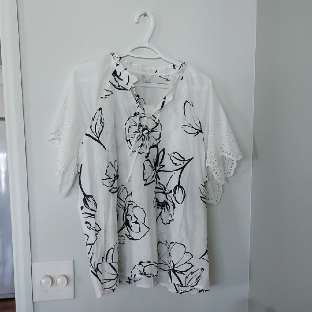 Women’s White Floral Eyelet Sleeve Blouse